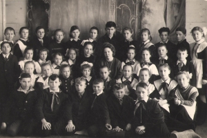1964 год, учащиеся музыкальной школы; в центре – первый директор Курагинской музыкальной школы  Изабелла Петровна Никиша (Пьянкова), (справа) и преподаватель по классу баяна Майя Михайловна Володина (Бездворных), (слева).