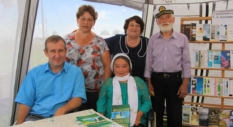 На этот раз на празднике был и местный писатель Топилин с подборкой своих книг и поэтесса Надежда Мисюрова с ее первой книгой 