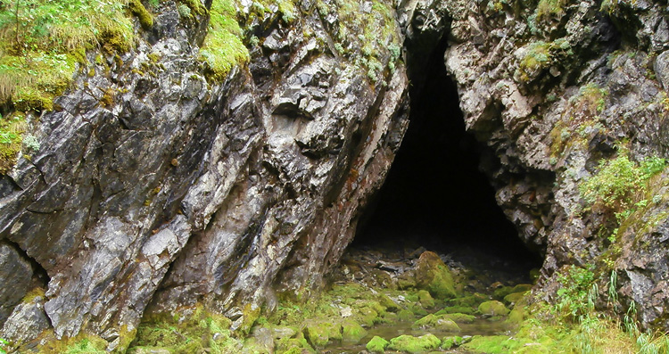 Вход в Лысанскую пещеру