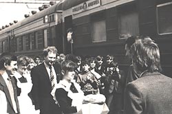 Встреча агитационного комсомольско-молодежного поезда в Курагино, крайний слева 1-ый сектерарь РК ВЛКСМ А.М.Случевский, рядом с ним - 2 секретарь РК ВЛКСМ А. Ткачук, 1986 г.