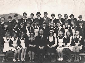 В центре-директор Н.В.Чилеев, слева-завуч Т.А.Гребенкина,справа-Е.М.Климкина, 8а класс.30.04.1977 г.