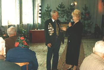 В.И. Кочергина и участник ВОВ А. И. Волошников, 1996 г.