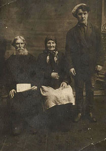Туренко Алексей Кондратьевич со своей женой Ариной и сыом Александром, д.Федоровка