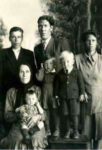 Семен Сергеевич Колмаков в центре, рядом младшая сестра Мария с мужем Яковом, внизу мать Аграфена с внуками