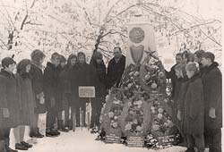 Учащиеся 8-летней школы у памятника  где захоронен  Петряев, г. Борисов