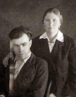 Кореньков В.Т. с женой Степанидой в 1945 г.