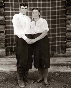 Кореньков Фёдор Трофимович с женой Марией, д. Тагашет, апрель 1949 г.
